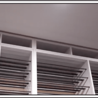 (6) On the ceiling is the registry for the cooling system.